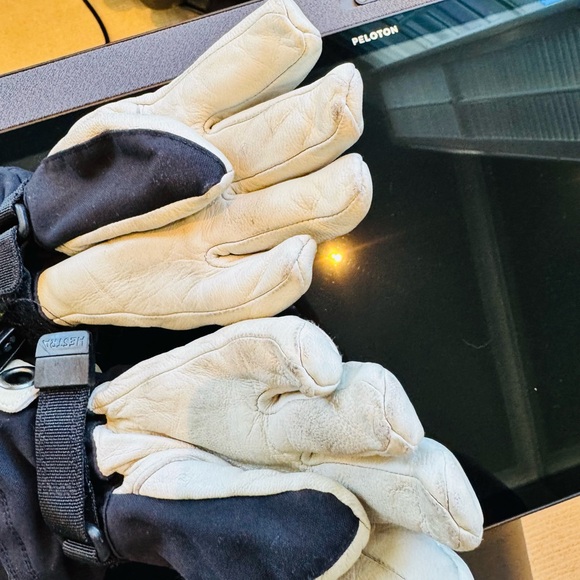 Kinda Hestra Black ski Gloves - Picture 3 of 6